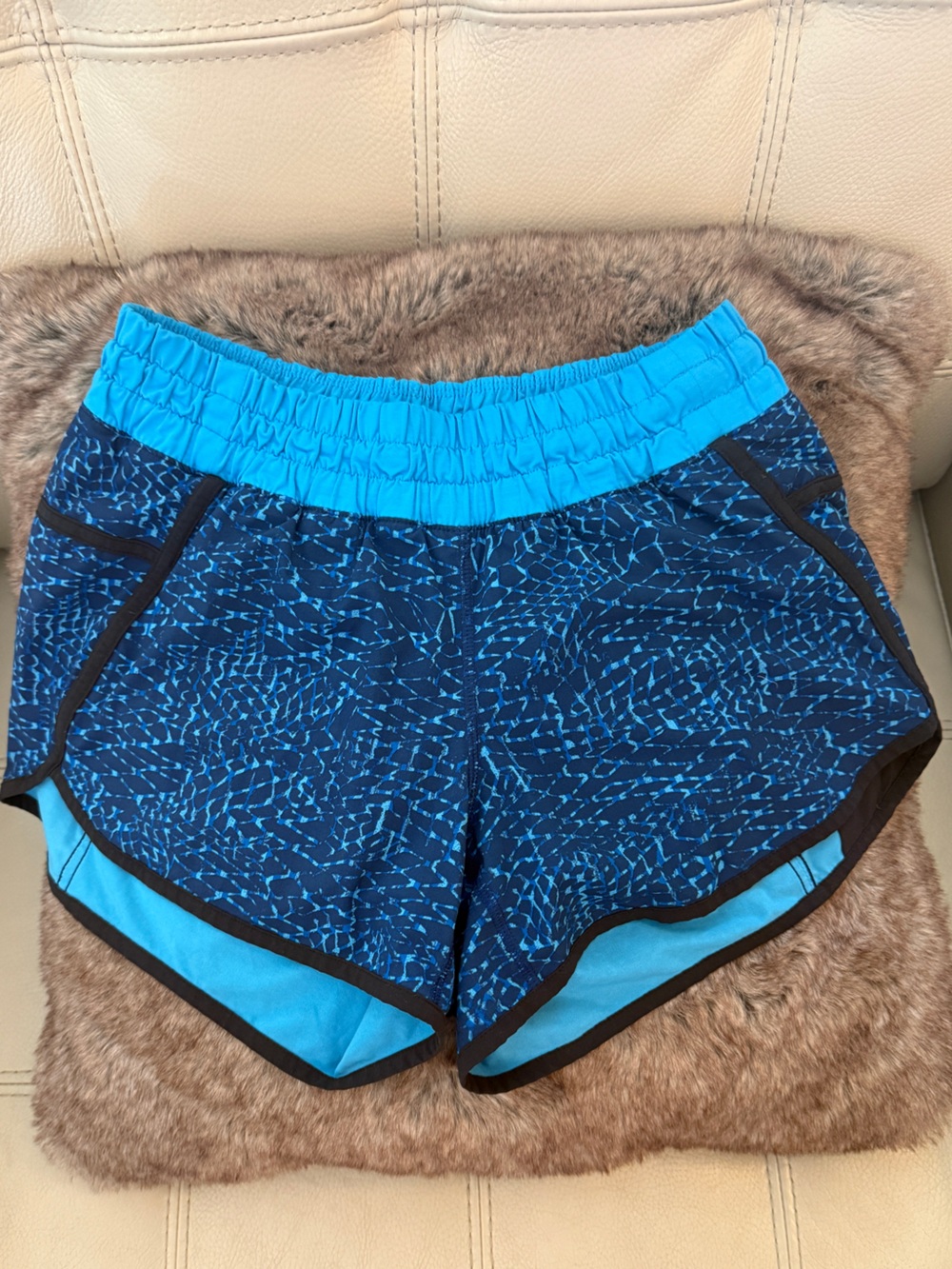 Lululemon Tracker shorts lt Blue/Blue pattern 4”
